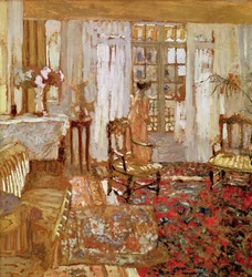 Interieur mit einer Frau in Gelb vor einem Fenster